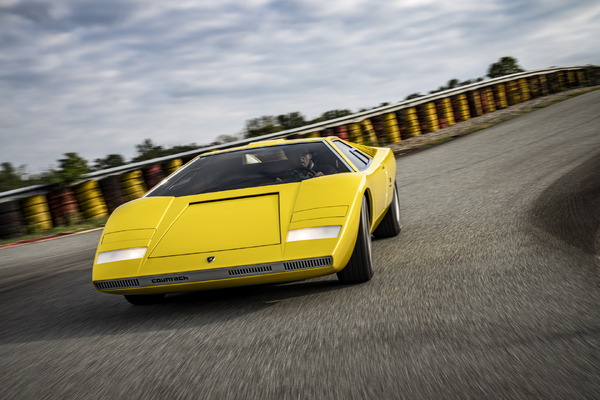ランボルギーニカウンタックLP500 ランボルギーニ カウンタック LP500S クアトロバルボーレ