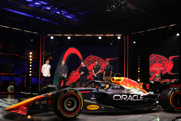 お得セット レッドブル、2022年型F1マシン「RB18」を発表…ORACLEがチームの F1