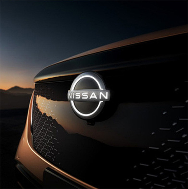 光るエンブレム　日産 ダイナミックな日産ライトアップエンブレム