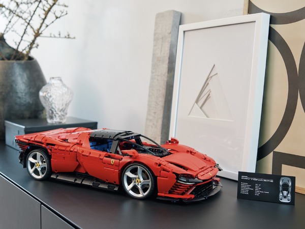 フェラーリ『デイトナSP3』が大人レゴに…ピース3778個、価格4万 