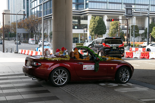 ロードスターに乗ってサンタが登場！ ロードスター横浜＆東京サンタドライブ2022 | レスポンス（Response.jp）