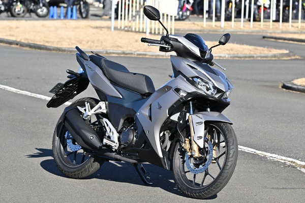 ホンダモーターサイクルショップマニュアル バインダー付き スクーターに見えるけど6速MT！走りは「CBR」譲りの個性派コミューター