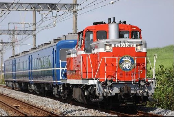 国鉄電車 講談社デラックスカラー百科シリーズ １０ 東武の『DL大樹』が初のプッシュプル運転…国鉄色と北斗星色のDE10が