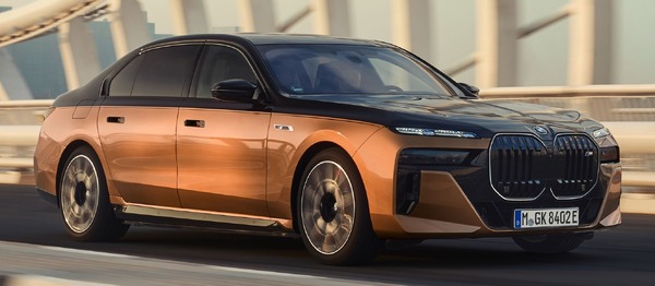 大型BMWの開発の7年　洋書 大型BMWの開発の7年 洋書 新型BMW 7シリーズ発売開始──
