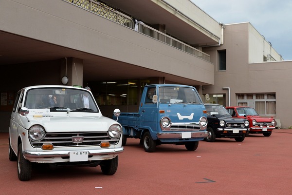 オーダー受付(クラシックカー・水色) 現役クラシックカー100台超とバラのコラボ…サクラ・オート