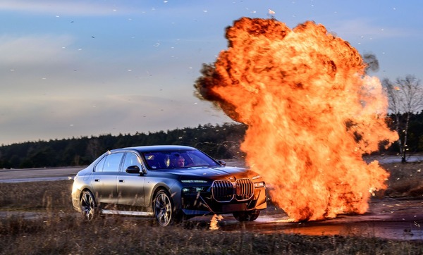 BMW、特殊防護車両の運転技術を磨くトレーニングを開始 | レスポンス（Response.jp）