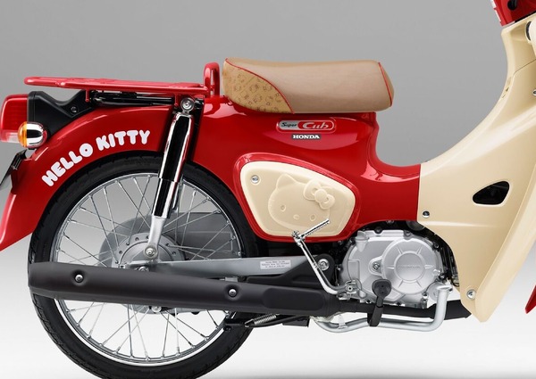 ホンダ『スーパーカブ』、ハローキティ50周年記念車が期間限定で