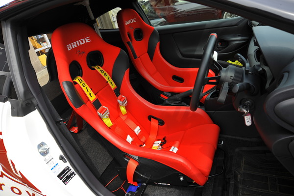 時代は4点から6点へ！ 進化するサーキット用シートベルトと安全