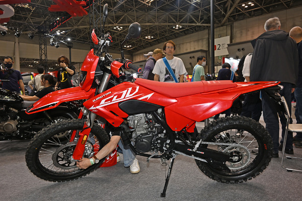 中国製400cc・4気筒が「第3の選択肢」に? カワサキZX4Rとホンダ 中国製400cc・4気筒が「第3の選択肢」に? カワサキZX4Rとホンダ