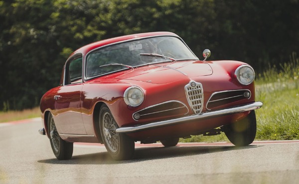 アルファロメオの最新スーパーカーと1956年製『1900スーパースプリント