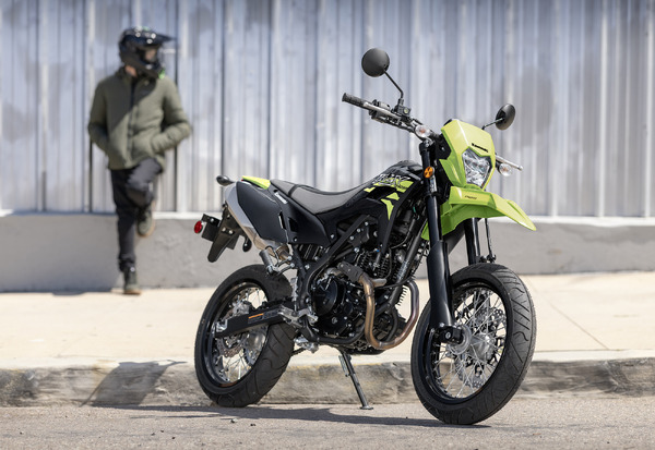 カワサキ『KLX230SM』、新カラーとスマホアプリ対応で9月15日発売…63万