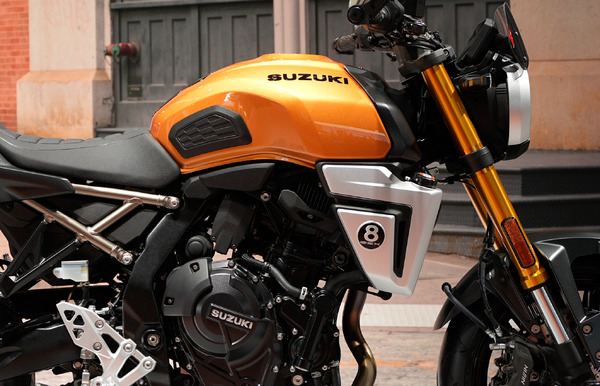 待望の日本仕様が公開！ オレンジに光るスズキの新型ネオレトロバイク