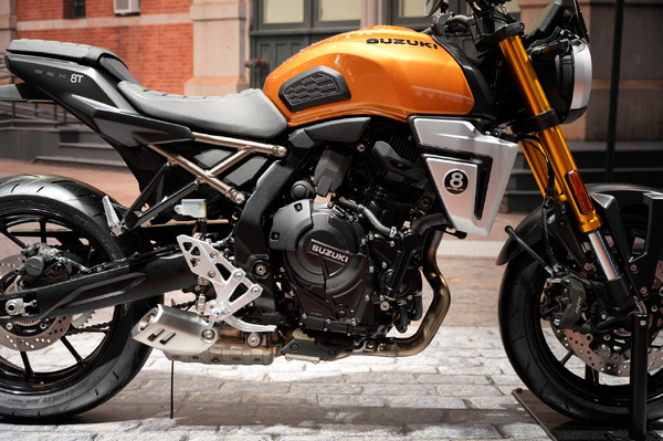 待望の日本仕様が公開！ オレンジに光るスズキの新型ネオレトロバイク