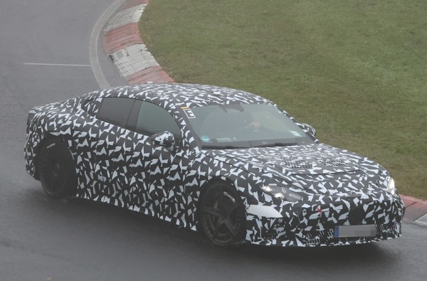 メルセデスAMG史上もっとも過激なクーペ、『GT EV』が土砂降りのニュル