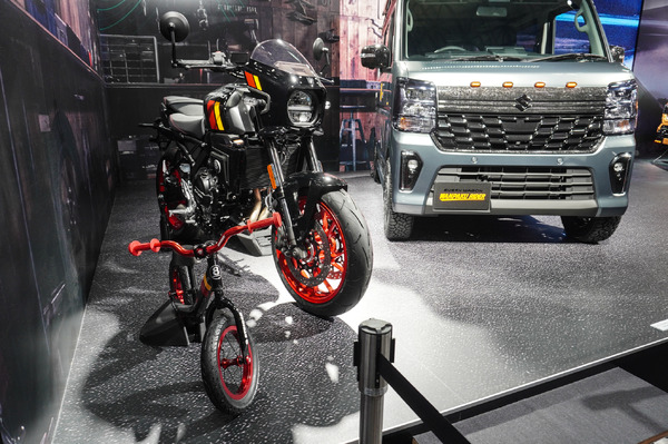 親子”の新型『GSX-8TT』と『エブリイワゴン』がセット展示!? その理由