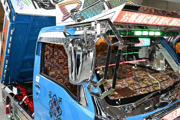 ダイハツが軽トラで「本気のデコトラ」を作ってみた。公道走行は…東京