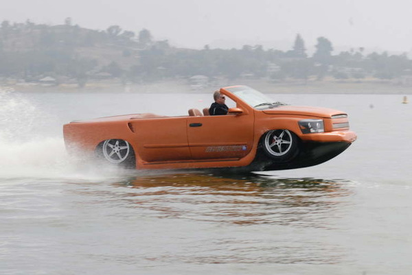 世界最速の水陸両用車…コルベット のエンジンで登場