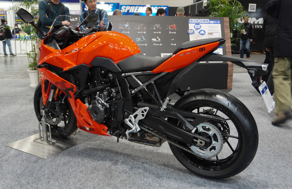 スズキのサプライズは“鮮烈オレンジ”の新型『8R』！ 近日正式発表か
