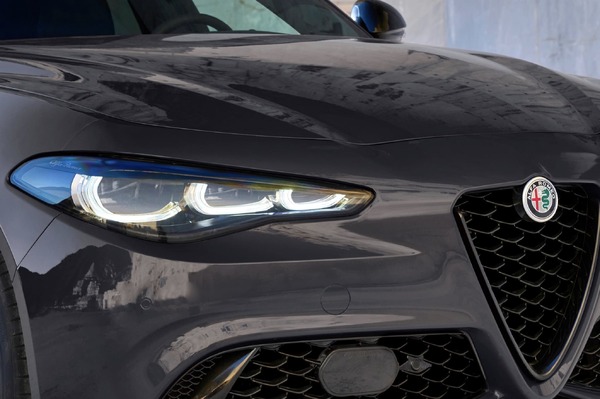 Alfa Romeo ジュリア右ヘッドライト アルファロメオ『ジュリア』をリコール 右のヘッドライトが点かない