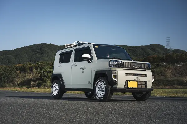 ダイハツ・タフトを“アメリカン商用車風”に！100均アイテムも活用した