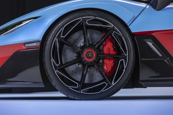 ランボルギーニの世界15台限定スーパーカー『Fenomeno Roadster