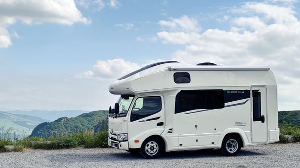 新型キャンピングカー「LIBERTY52REi」発売、リアエントランスと前向き