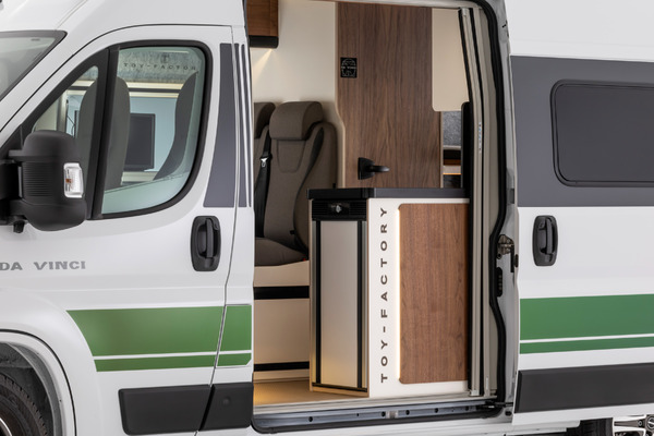 トイファクトリー、新型キャンピングカー『ダヴィンチ5.4』発表 東京