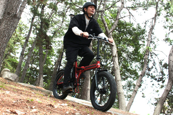 HUMMERブランドの電動アシスト折りたたみ自転車が発売、迫力のFAT