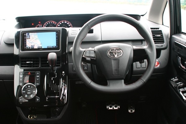 G S ヴォクシー ノア 内装は黒基調に赤をポイント レスポンス Response Jp