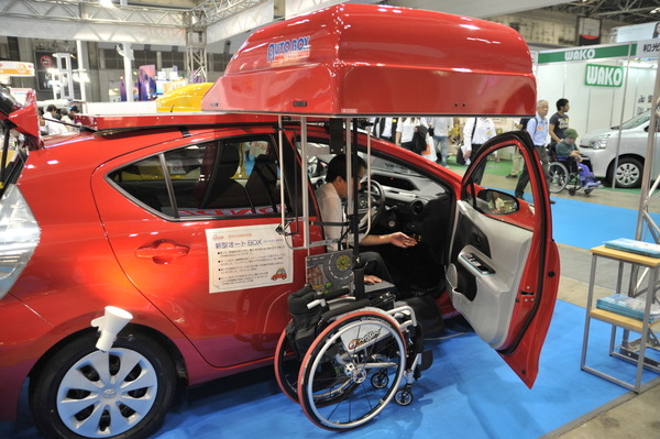 福祉機器展12】様々な車種に取り付け可能な車椅子収納装置…新型Auto 