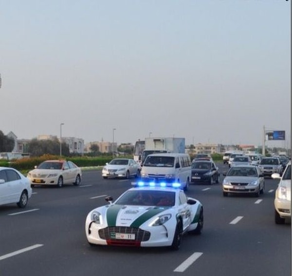 アストンマーチン One-77、1億6000万円のポリスカー登場…中東