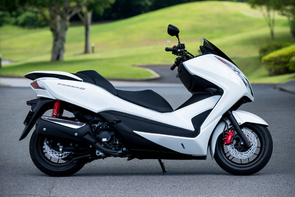 ホンダ 新型フォルツァ Si、高速道より一般道走行に適正…実燃費は31.8 
