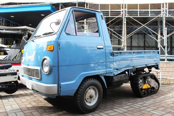 軽トラにキャタピラ!? 珍車に名車、国産旧車も盛況…クラシックカー