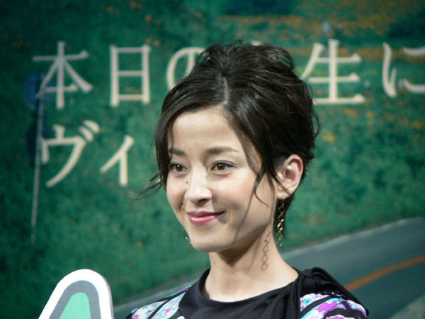 写真蔵】お茶目な宮沢りえさん…トヨタ ヴィッツ 新作CM発表会