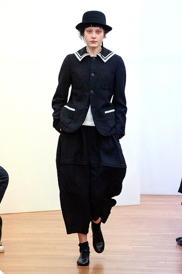 セーラー服を再構築…コムデギャルソン秋冬コレクション | レスポンス