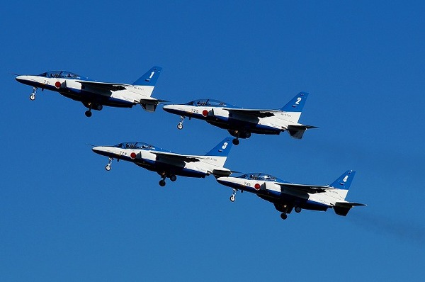 秋空を駆けるブルーインパルス 入間基地航空祭で万人を魅了 写真蔵 レスポンス Response Jp