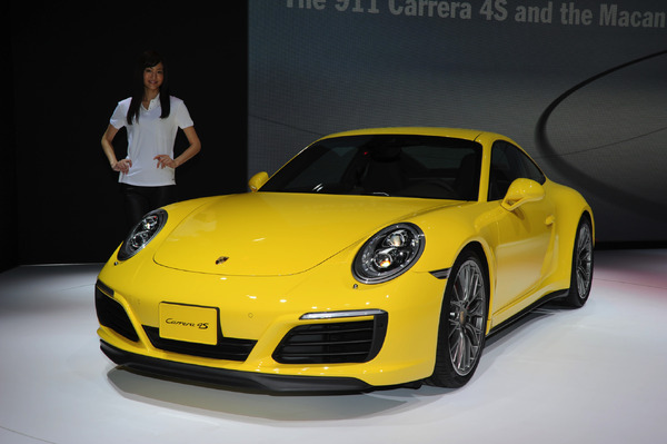 東京モーターショー15】ポルシェ 911カレラ4S…最高速300km/hを突破