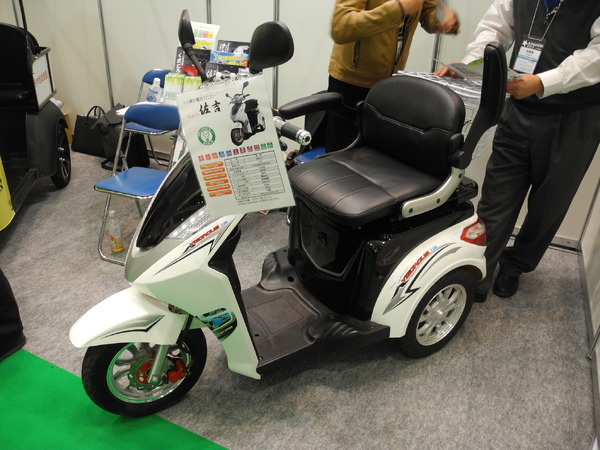 新価値創造展15】一人乗り用電気ミニカー「佐吉」、手軽さで高齢者に