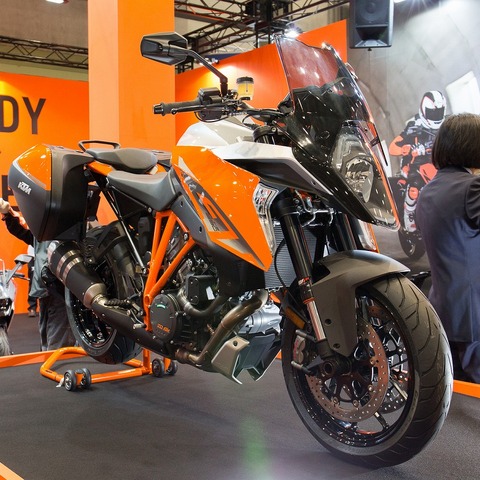 【東京モーターサイクルショー16 動画】KTM、スポーツツアラーの新境地「1290スーパーデュークGT」と進化版「690デューク」投入 画像