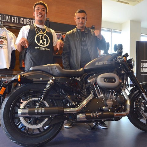 「ハーレーは“イケてる女”」UFCファイターの石原“夜叉坊”暉仁＆スワンソン選手、新型発表会に乱入!? 画像