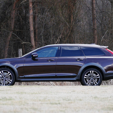 【ボルボ V90クロスカントリー 試乗】ベンツも参入「ワゴンベースSUV」、これで火がつくか…中村孝仁 画像
