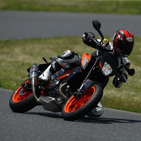 【KTM 690デューク/R 試乗】コーナリングの楽しさに思わず頬が緩む…青木タカオ 画像