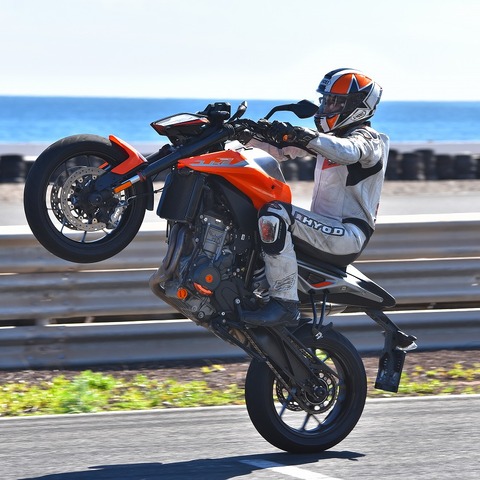 【KTM 790DUKE 試乗】「外科用メス」のような走り、その神髄は扱いやすさにある…佐川健太郎 画像