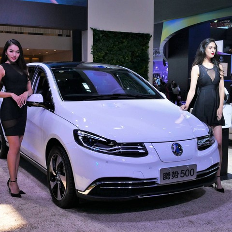 ダイムラーとBYDのEVベンチャー、BクラスベースのEV『500』をアピール…北京モーターショー2018 画像