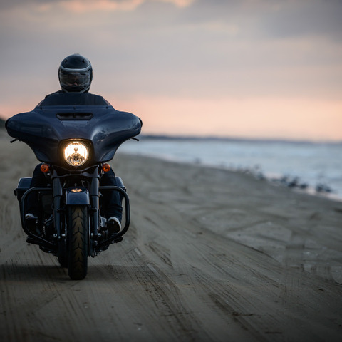 【ハーレー ツーリングファミリー 試乗】Siriを相棒にハーレーで砂浜ドライブ…青木タカオ 画像