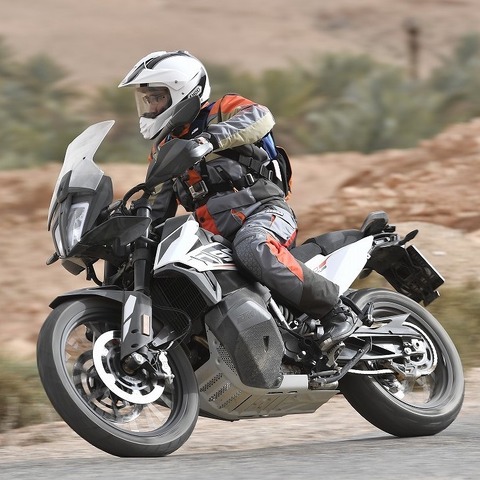 【KTM 790アドベンチャー 海外試乗】低重心タンクで安定感バツグン！の足長ツアラー…佐川健太郎 画像