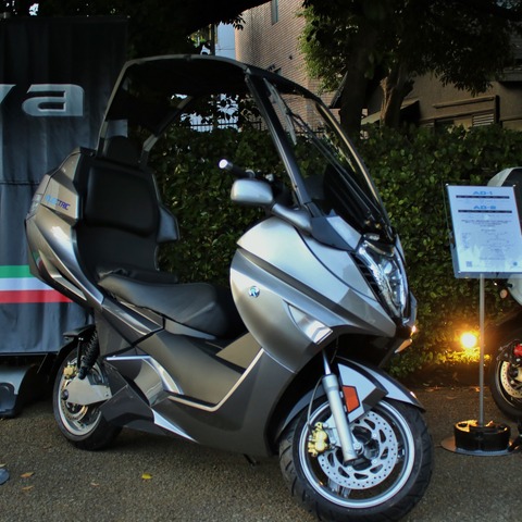 屋根付きの2輪EV「AD-4」が世界初公開、伊デザイン・日クオリティを武器に 画像