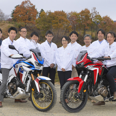 ホンダ アフリカツイン 新型の“新トリコ”とグランプリレッドへのこだわり…女子デザイナー談 画像