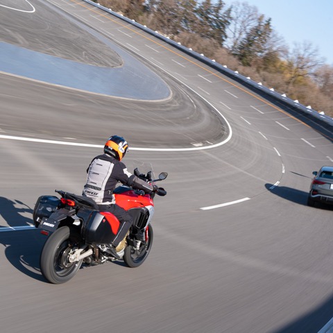 【ドゥカティ ムルティストラーダV4S 試乗】歴代最大の進化！市販バイク初のACCを試す…丸山浩 画像