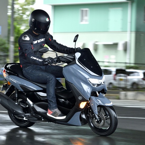 【ヤマハ NMAX 試乗】『マツダ3』を彷彿？日常の足と割り切るのはもったいない…伊丹孝裕 画像